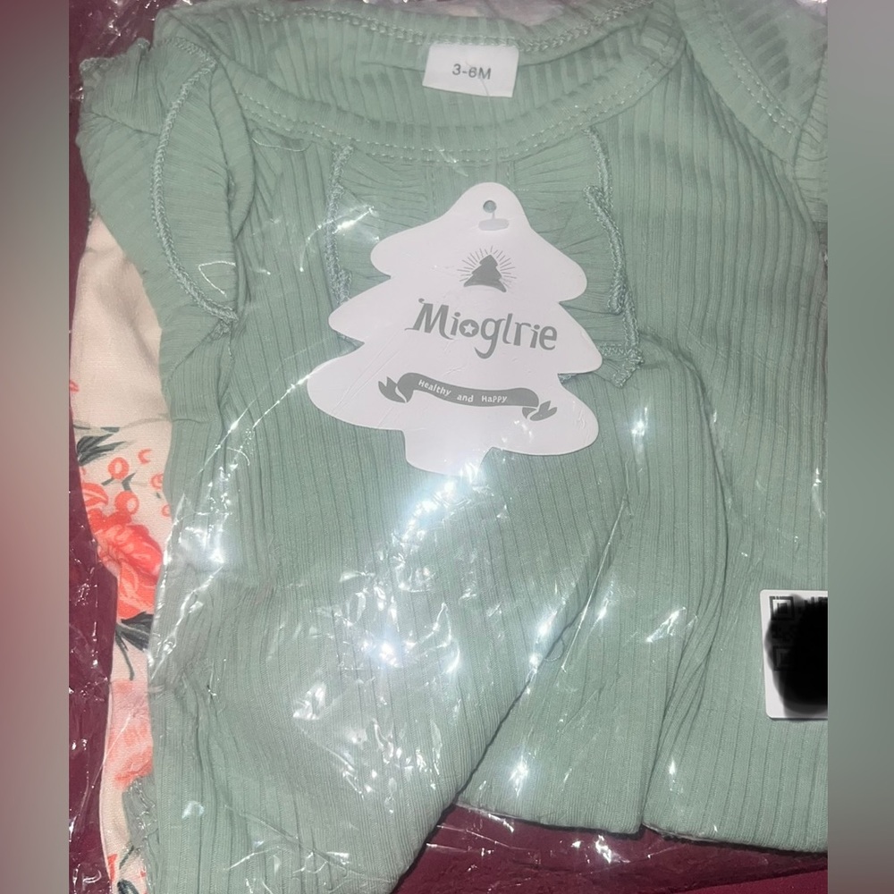 2 pc set onsie and shorts with matching head band 3-6 mo old